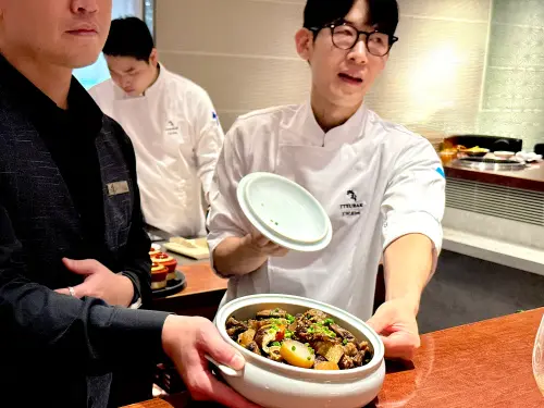 ▲TTEURAK主廚Kim Young Woo特別以秘製燉牛尾飯，呼應台灣人在地滷肉飯。（圖／記者蕭涵云攝）