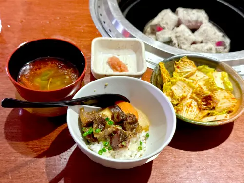 ▲TTEURAK秘製燉牛尾飯、韓式牛雜湯。（圖／記者蕭涵云攝）