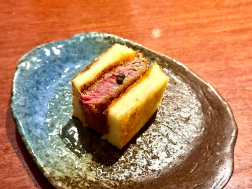 ▲梵燒肉招牌「菲力牛排三明治」。（圖／記者蕭涵云攝）