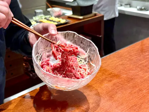 ▲TTEURAK客座梵燒肉餐會，可近距離欣賞主廚分切、生拌、燒烤過程。（圖／記者蕭涵云攝）
