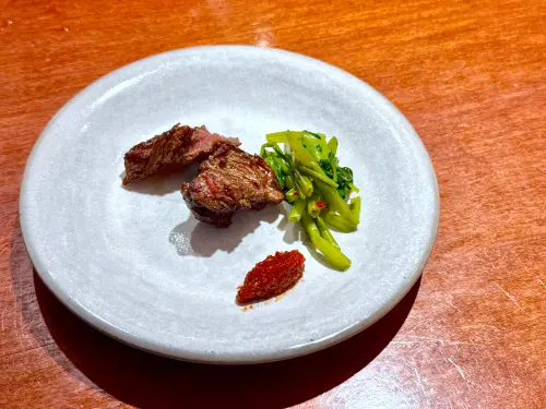 ▲菲耳牛排富有咀嚼口感，適合喜歡肉感的饕客。（圖／記者蕭涵云攝）