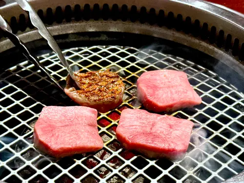 ▲牛舌烤得彈嫩，外脆內Q。（圖／記者蕭涵云攝）