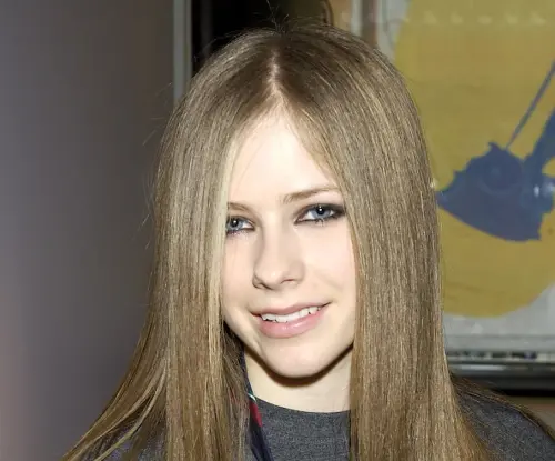 ▲艾薇兒（Avril Lavigne）過去招牌的黑色煙燻眼影成為標誌性的形象。（圖／翻攝IG）