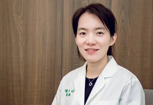 ▲陳幸妤公開離婚並在診所留下1星負評指稱趙建銘跟女護理師關係不單純。（圖／翻攝陳幸妤牙醫診所FB）