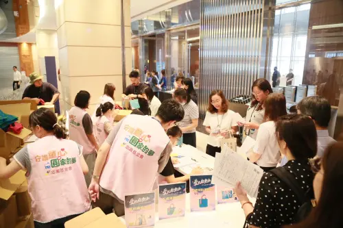 ▲全球人壽同仁與民眾熱情參與公益義賣，義賣所得將全數投入忠義基金會，化為扶助兒少照顧與教育的力量。（圖／業者提供）