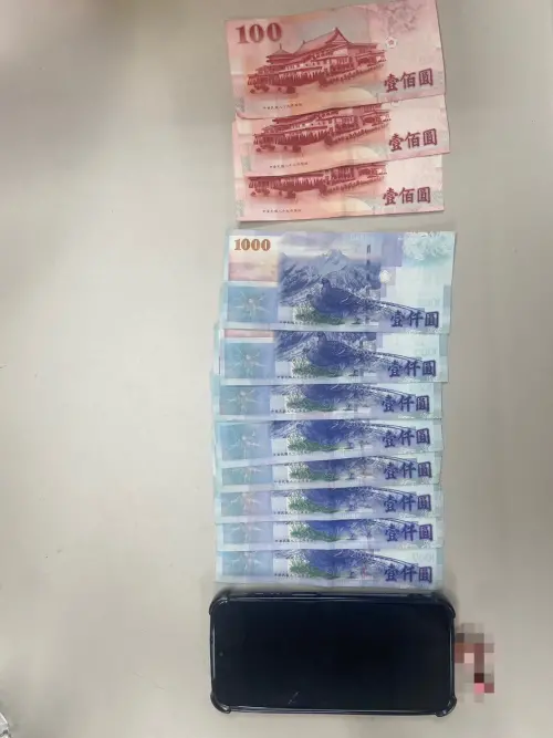 ▲ 員警當場查扣智慧型手機1支及現金8,300元，並將陳女帶返偵查隊釐清。（圖／記者郭凱杰翻攝）