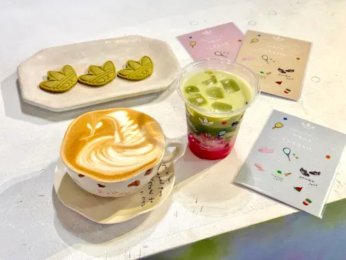 ▲Originals Café咖啡拉花、限定飲品「抹茶西瓜椰乳」，adidas Originals × Messy Mark專屬塗鴉貼紙。（圖／記者蕭涵云攝）