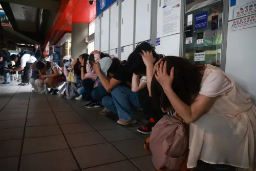 People practice taking shelter inside a Taipei metro station during an Urban Resilience Exercise. (NOWNEWS, Yeh Cheng-hsu)