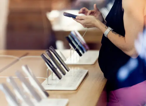 ▲蘋果摺疊iPhone 9月要來了！但台灣買不到（圖／美聯社／達志影像）