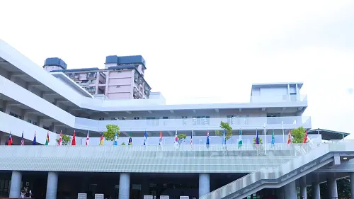 高雄市私立道明外僑學校全新校舍以現代化智慧學習中心為核心概念，全面升級學術、藝術及體育等設施。（圖／翻攝畫面）