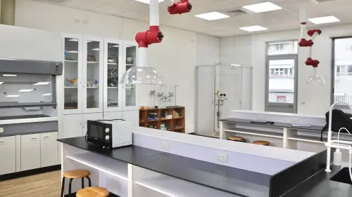 ▲高雄市私立道明外僑學校全新校舍以現代化智慧學習中心為核心概念，全面升級學術、藝術及體育等設施。（圖／翻攝畫面）