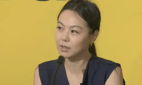 「小三影后」產後首亮相！帶1歲私生子現身　同台10年不倫戀男友