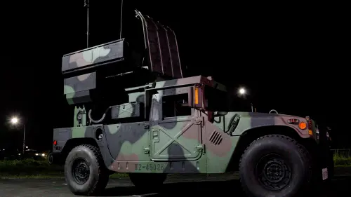 ▲漢光42號演習，模擬復仇者飛彈車在進行轉移陣地任務時，遭敵火攻擊導致車輛受損。（圖／第三作戰區提供）
