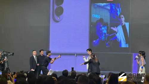 ▲男得獎者獲得單獨拍照的機會後，一上台是先拿出手機秀出老婆的照片，想辦法幫愛妻同框金宣虎。（圖／記者陳雅蘭攝）