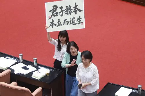總預算表決吵一團！韓國瑜「務本」金句再現　綠委全嗨翻