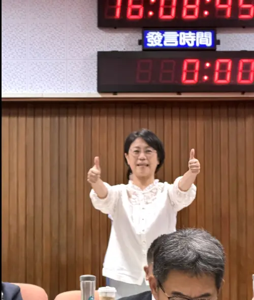 翁曉玲爽歪！綠委轟9項報復性提案　秀照「看她囂張得意嘴臉」