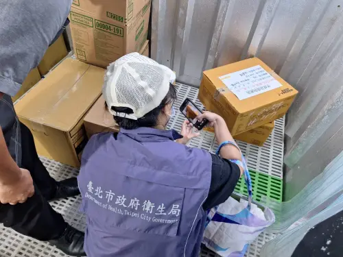 ▲麥當勞進口蝦排驗出致癌物，北市衛生局前往稽查。（圖／北市衛生局提供）
