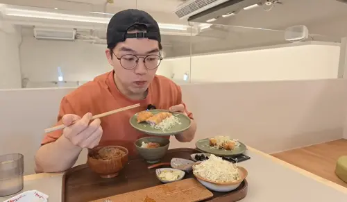 ▲豪豪去豬排吃到飽餐廳挑戰後才發現，原來每份豬排上餐要等30分鐘。（圖／吃貨豪豪YouTube）