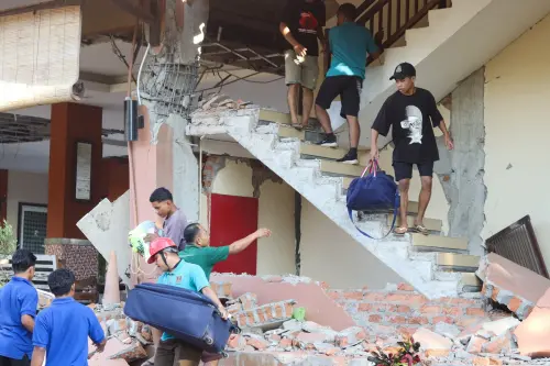 印尼大地震已有人員傷亡！建築樓梯險垮　柱子歪曲、鋼筋露出