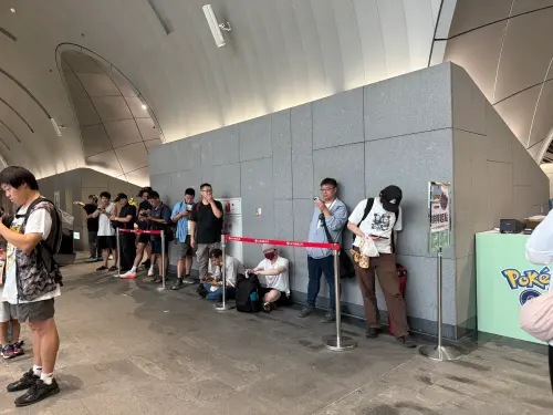 ▲限量悠遊卡開賣前，已經排起長長人龍。（圖／記者張家瑋攝）
