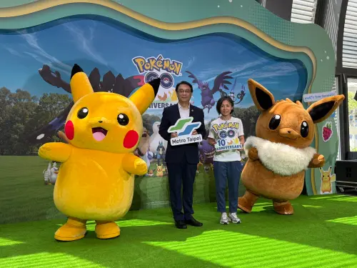 ▲台北捷運生活事業處處長馮兆興（左二）和《Pokémon GO》亞太區資深行銷總監許世婉（右二），在開幕儀式與皮卡丘及伊布合影。（圖／記者張家瑋攝）