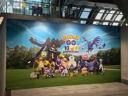 ▲從台北捷運大安森林公園站下車，抵達出口層就能看到《Pokémon GO》10週年特展相關布置。（圖／記者張家瑋攝）
