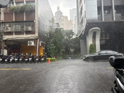 ▲南港午後下起雷陣雨。（圖／記者林若瑋攝）