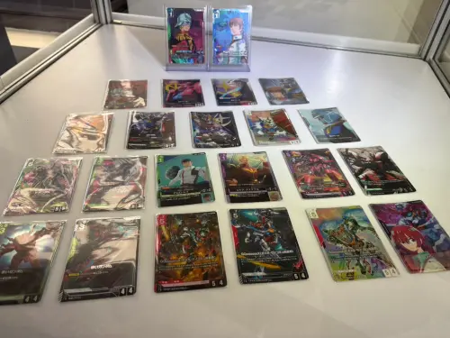 ▲獵戶遊戲品牌日現場展示多款《鋼彈卡牌遊戲》卡牌，可見阿姆羅、夏亞及多款人氣機體。（圖／記者林若瑋攝）
