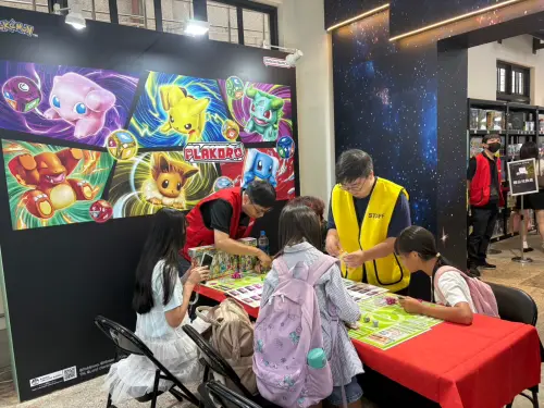 ▲《寶可夢 POKÉMON PLAKORO》設置現場體驗區，玩家可在工作人員帶領下實際遊玩。（圖／記者林若瑋攝）
