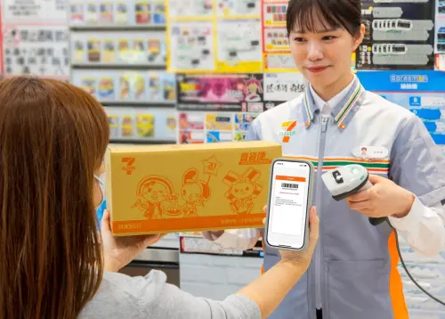 ▲7-11「零元取件認證」服務，可以用手機開啟OPENPOINT APP取貨條碼嗶一下即可光速認證。（圖／7-11提供）