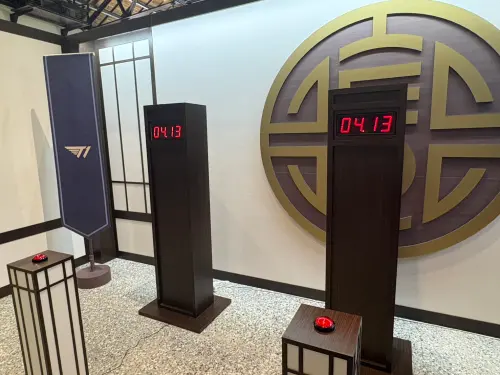 ▲「爆發力訓練所」以T1創隊日4月13日為題，玩家必須挑戰把計時器精準停在4.13秒。（圖／記者林若瑋攝）