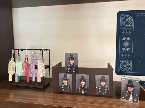 ▲T1五名選手融入韓國傳統造型，選手照片收藏品也換上古代帽飾。（圖／記者林若瑋攝）