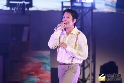 鄭容和震胸舞耍帥失敗！抖2下就投降、羞憤遮臉　下1秒砸爆大螢幕