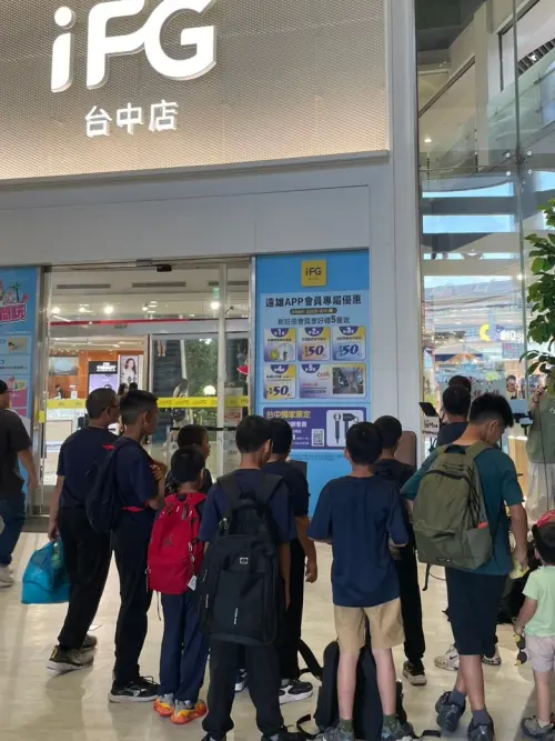 ▲遠雄文教公益基金會攜手關係企業iFG遠雄廣場台中店，邀請少棒隊前往體驗智慧棒壘球設施及商場空間。（圖／翻攝畫面）
