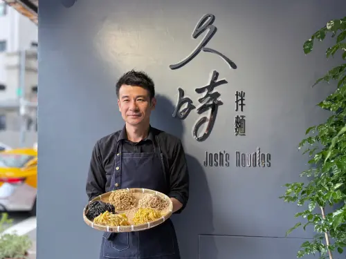 ▲Josh（王正岳）開設麵店「久時拌麵」，融合許多fine dining手法。（圖／記者葉盛耀攝）