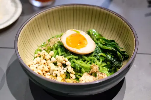 ▲「烏甜仔時蔬拌麵」的發想來自於台灣鄉野料理「黑甜仔（龍葵）粥」。（圖／記者葉盛耀攝）