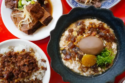 ▲東區麵店「倉廩」攜手文青豆花店「白水豆花」， 推出外型像滷肉飯的甜點。（圖／倉廩提供）