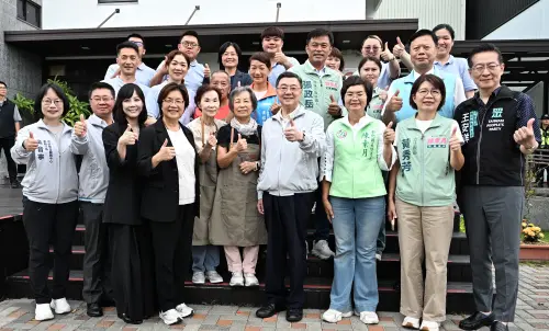 ▲眾人與家庭照顧者支援據點「左鄰秀家人照顧咖啡館」工作人員合影，形成難得的三黨和樂融融畫面。（圖／彰化縣政府提供，2026.08.15）