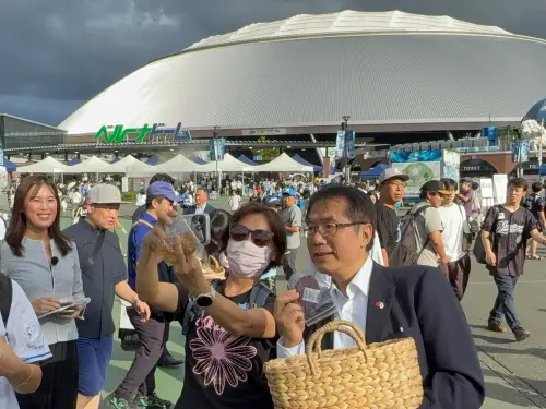 ▲ 黃偉哲也向入場球迷發送芒果、火龍果、鳳梨果乾，一同行銷臺南農特產。（圖 ／南市府提供）