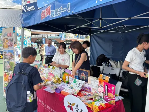 ▲ 埼玉球場外，臺南觀光日活動特別規劃「臺南觀光九宮格」互動遊戲，透過九宮格介紹臺南的孔廟、赤崁樓、鹽田、芒果冰、火龍果及牛肉湯等知名景點與美食。（圖／南市府提供）