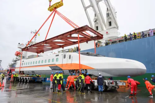 ▲高鐵N700ST新世代列車抵台，預定2028年9月全部新車上線營運，(圖／台灣高鐵提供)