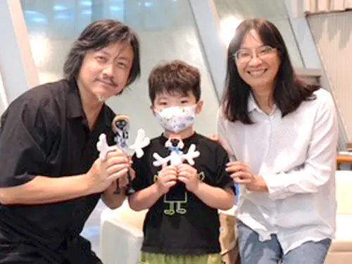 ▲國家海洋研究院院長陳璋玲(右)與動畫導演馮偉中(左)頒獎給得獎小朋友。(圖／國家海洋研究院提供)