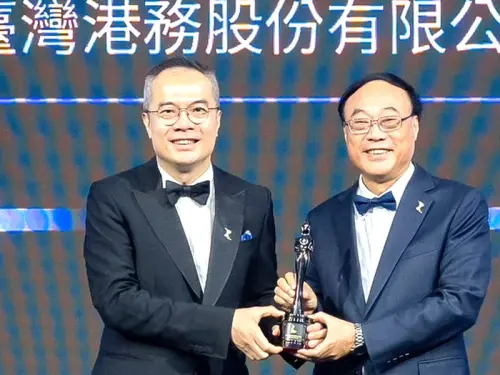 ▲台灣港務公司董事長周永暉(右)接受亞洲最佳企業雇主獎。(圖／台灣港務公司提供)