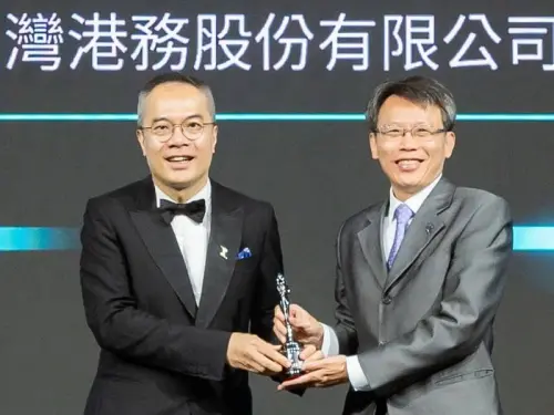 ▲基隆港務分公司總經理蘇建榮(右)接受科技賦能獎。(圖／台灣港務公司提供)