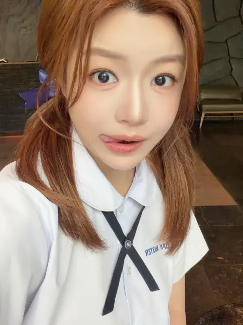 ▲陳妍希穿制服做出吐舌、比剪刀手等少女POSE，沒有任何違和感。（圖／Michelle Chen IG@yanxi531）