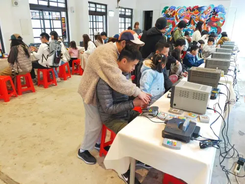 ▲老電玩展吸引不少親子一起體驗，爸媽也能趁機和孩子分享自己的童年遊戲。（圖／李瑞生提供）
