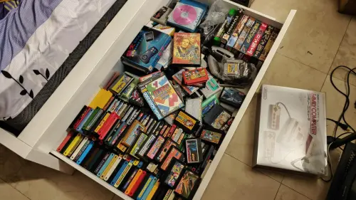 ▲瑞生收藏超過千片老遊戲卡帶，家中抽屜一打開就是滿滿的童年回憶。（圖／李瑞生提供）