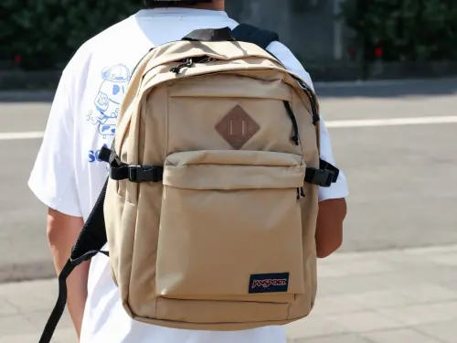 後背包都有的「豬鼻子」到底幹嘛？不是品牌Logo　真正用途曝光