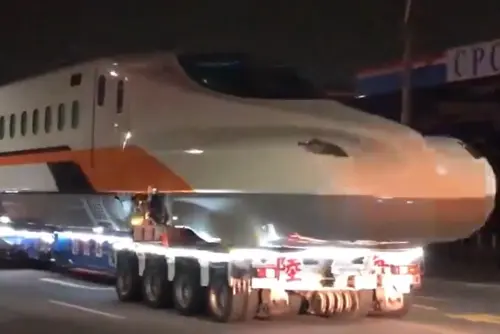 高鐵新車N700ST深夜運送！車頭在路上跑　眾人搶拍：活20年沒看過