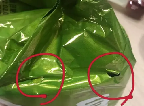 ▲過去有民眾購買袋裝泡麵時，發現包裝袋上開了2個洞，誤以為用途是拿來普渡插香拜拜。（圖／我愛全聯-好物老實説）